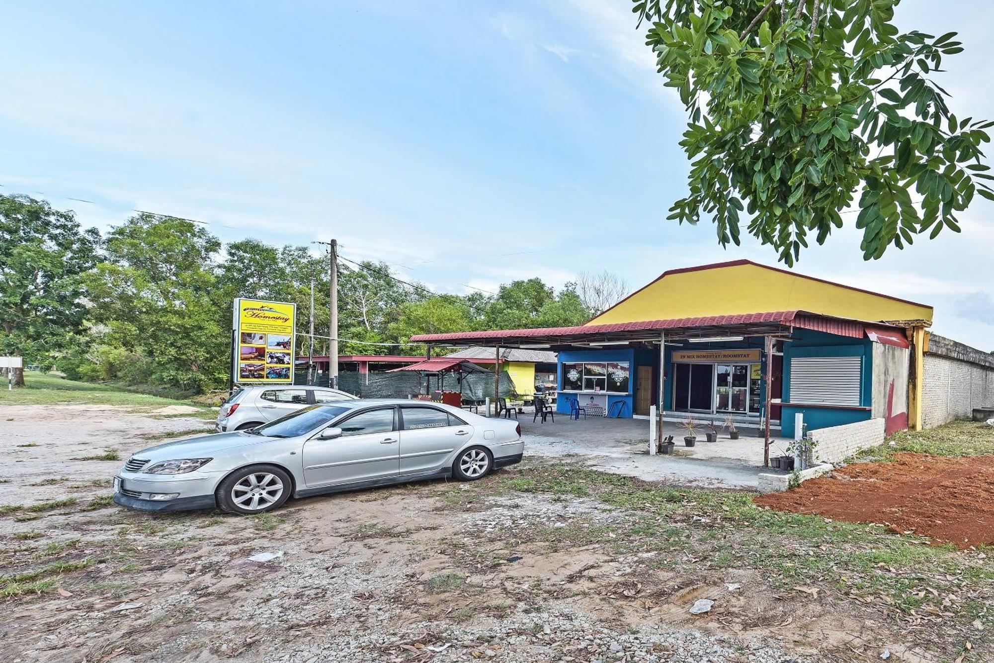 Oyo 90551 Zn Mix Homestay & Roomstay Kampung Raja Экстерьер фото